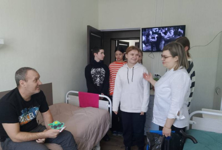 Поздравительный визит отделения реабилитации для участников СВО, организованное на базе ЛОГБУ "Сланцевский дом - интернат ветеранов войны и труда"..